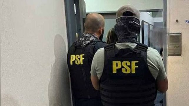 Personal policial allanó una sociedad de bolsa en Mitre al 700 y secuestró documentación.