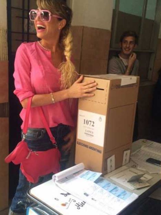 El show de Victoria Xipolitakis en el cuarto oscuro