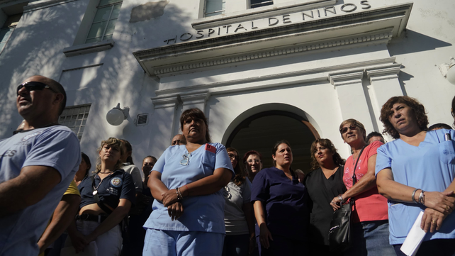Los empleados del Hospital Vilela realizaron este miércoles un abrazo solidario para pedir más seguridad en todo el predio. 