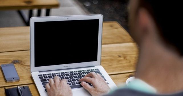 Los argentinos temen ser espiados por las cámaras de sus propios teléfonos y notebooks
