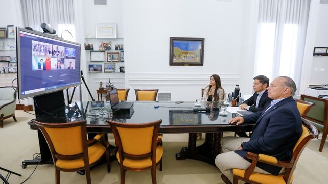 El gobernador Axel Kicillof (centro) en una reunión virtual con directivos del laboratorio que produce la vacuna Sinopharm.