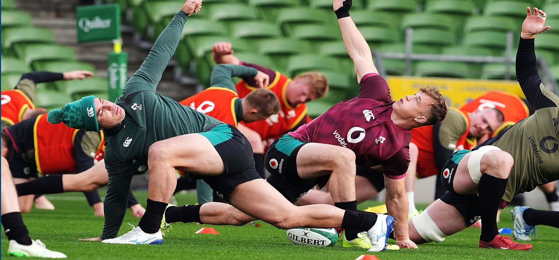 James Lowe (izquierda) y Josh van der Flier, de Irlanda, participan en una carrera del equipo en Dublín, Irlanda, el viernes 21 de noviembre de 2025. (Brian Lawless/PA vía AP)