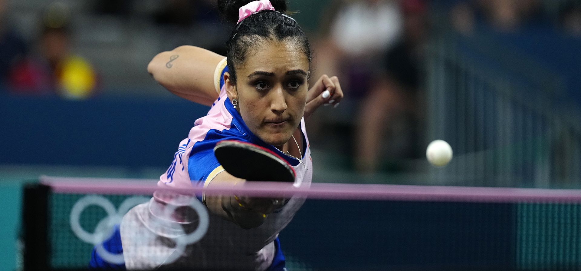 Manika Batra de India juega contra Adina Diaconu de Rumania durante un partido de octavos de final de tenis de mesa por equipos femeninos en los Juegos Olímpicos de Verano de 2024, el lunes 5 de agosto de 2024, en París, Francia. (Foto AP/Petros Giannakouris) Manika Batra de India juega contra Adina Diaconu de Rumania durante un partido de octavos de final de tenis de mesa por equipos femeninos en los Juegos Olímpicos de Verano de 2024, el lunes 5 de agosto de 2024, en París, Francia. (Foto AP/Petros Giannakouris)