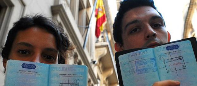 En 2001 los argentinos hacían cola para ir a España. Ahora es al revés.