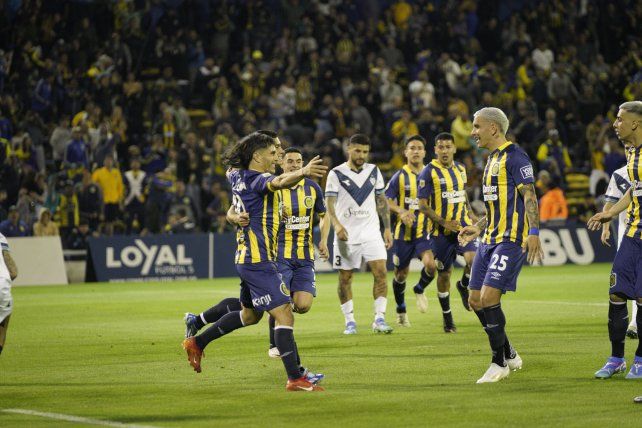 Abrazo triunfal. Los jugadores canallas rodean a Ignacio Malcorra tras anotar el primero
