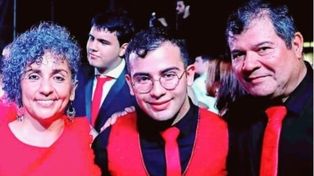 Marcela Acuña, su hijo César Sena y Emerenciano Sena son muy conocidos entre la sociedad de Resistencia, la capital.