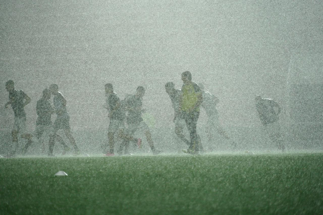 Los jugadores hicieron el calentamiento previo bajo un diluvio.