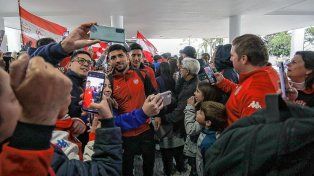 Hinchas de Unión alentaron al plantel en el aeropuerto de Sauce Viejo antes del viaje a Tucumán