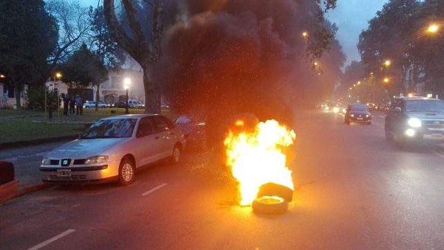 Prendido fuego. La manifestación se cerró con la quema de neumáticos frente a la sede.