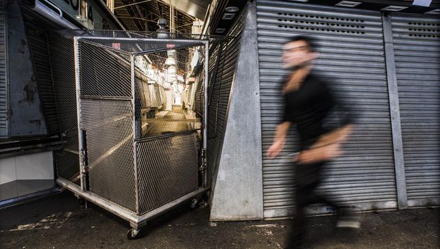 Aparecieron fotos que muestran cuando el conductor de la camioneta se va caminando tras el atentado