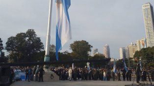 El izamiento de bandera en el mástil mayor del Monumento se inició a las 9.15 y pusieron en marcha las actividades.&nbsp;