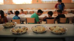 A diario, en las escuelas de la provincia se distribuyen unas 700 mil raciones de alimento. El número se incrementó desde marzo.