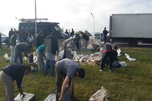 Secuestraron más de dos toneladas de marihuana a la altura de la Autopista Santa Fe - Rosario