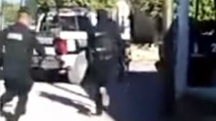 Un video muestra cómo un grupo de policías se escapa mientras ejecutan a un joven