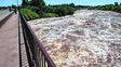 amenaza. El agua baja con fuerza y la erosión de la cascada pone en riesgo la estabilidad del puente.