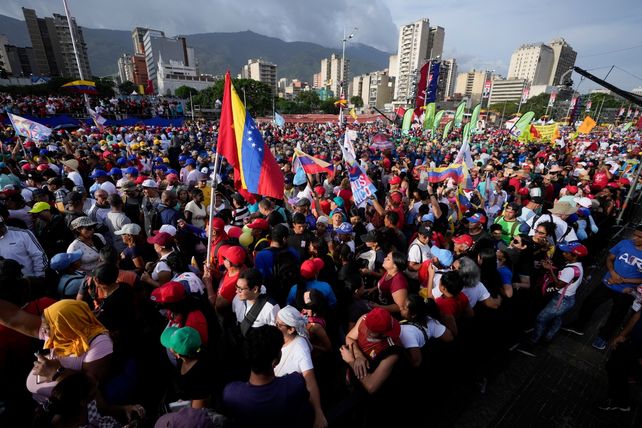 Vista del acto en apoyo a Maduro al fin de la caravana sobre la céntrica avenida Bolivar de Caracas.