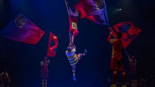 Banderas. El 10 estuve presente en el show como número emblemático. Los acróbatas se movieron destreza.