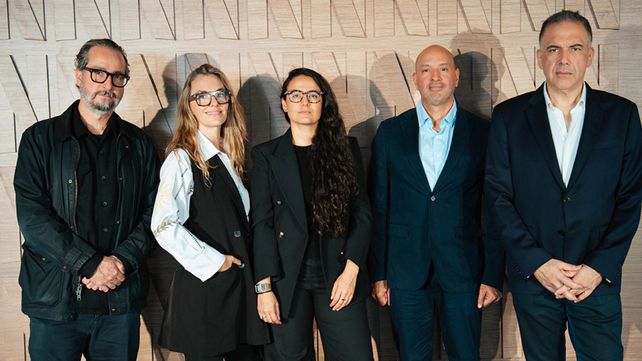 Bernardo Loyola, Juliana Moreno, Keka Halvorsen, Nicolás Goldar Parodi y Francisco Ramos, ejecutivos de Netflix en la presentación 