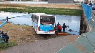 Video: así cayó un colectivo de un puente tras ser chocado por un auto en Córdoba