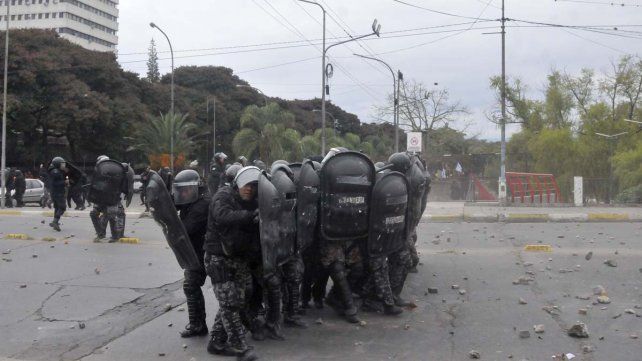 La policía de Jujuy reprime la protesta de manifestantes en la Legislatura donde se hacía la jura de la nueva Constitución. Morales apuntó al Gobierno nacional