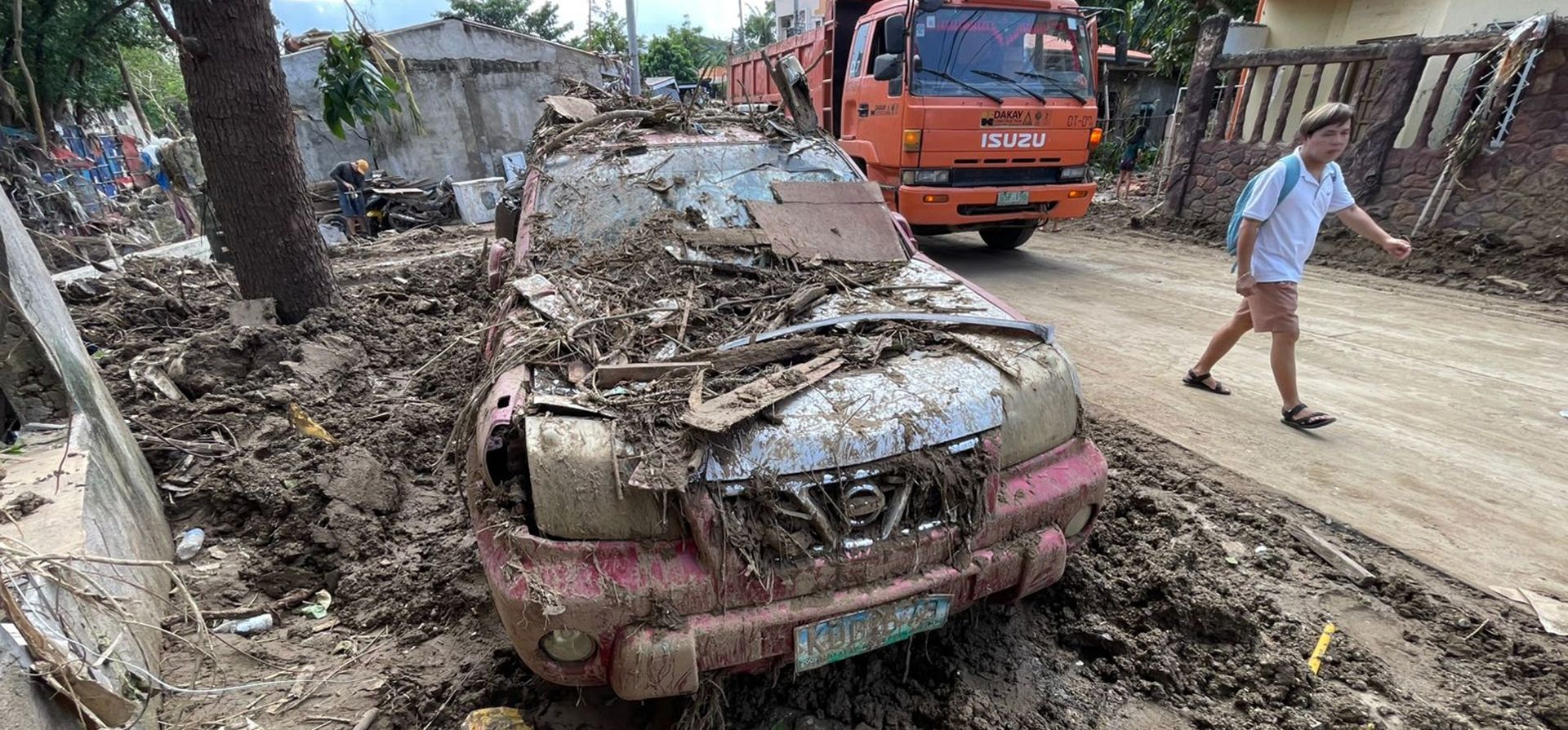Un hombre pasa junto a un automóvil repleto de escombros mientras los residentes regresan a sus hogares dañados por las inundaciones en Bacayan, provincia de Cebú, en el centro de Filipinas, el viernes 7 de noviembre de 2025, después de que el tifón Kalmaegi devastara la provincia y cobrara vidas. (Foto AP/Jacqueline Hernandez) Un hombre pasa junto a un automóvil repleto de escombros mientras los residentes regresan a sus hogares dañados por las inundaciones en Bacayan, provincia de Cebú, en el centro de Filipinas, el viernes 7 de noviembre de 2025, después de que el tifón Kalmaegi devastara la provincia y cobrara vidas. (Foto AP/Jacqueline Hernandez)