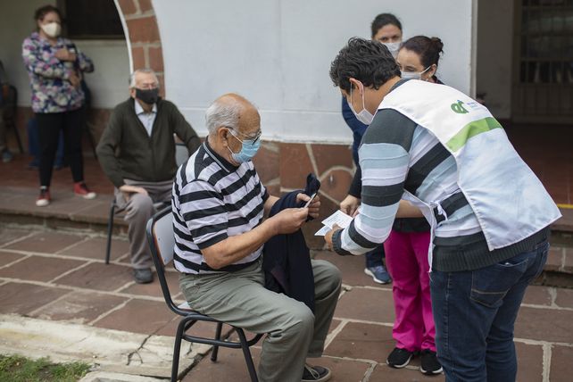 Covid-19: se vacunará a mayores de 80 años sin turno previo