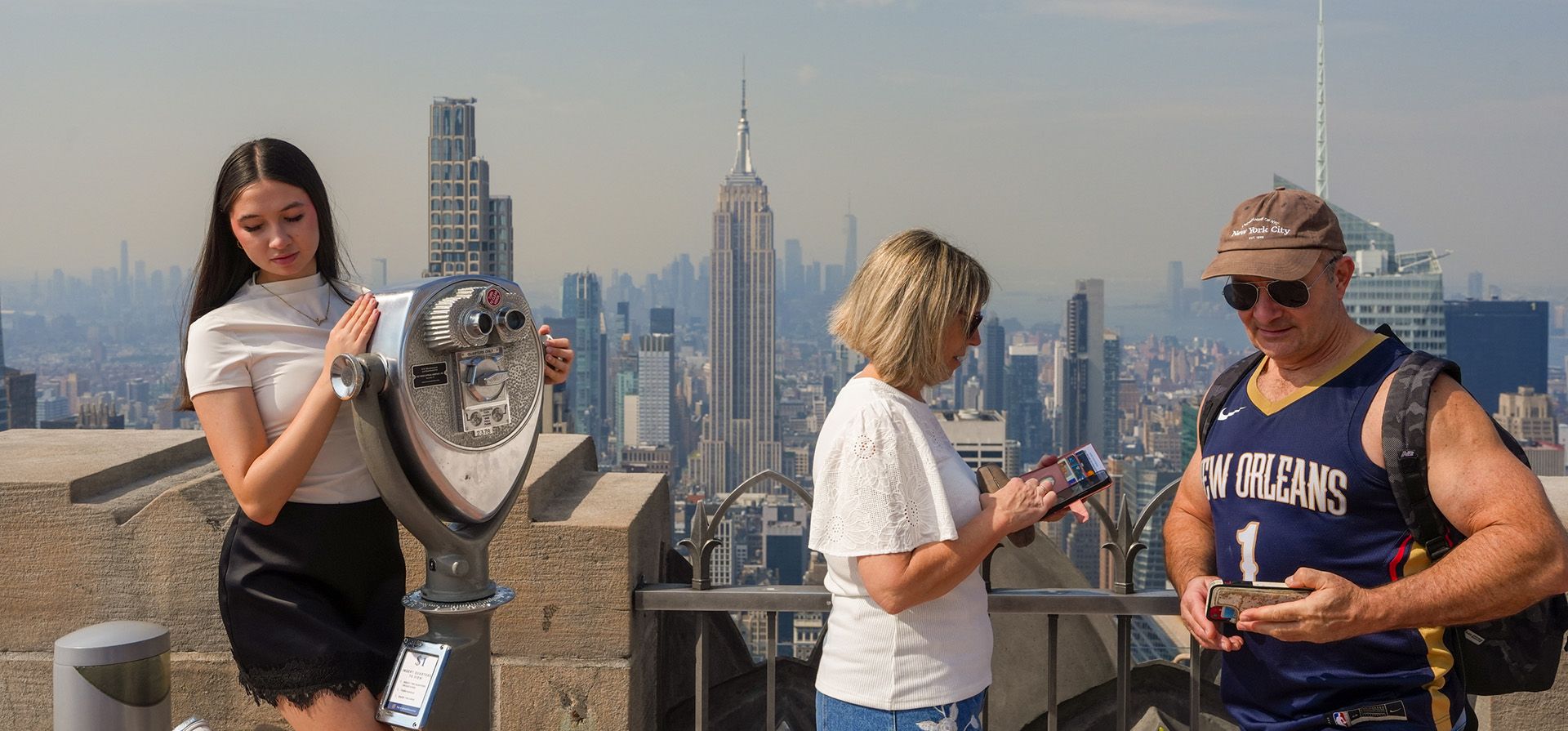 Turistas en el mirador Top of The Rock del Rockefeller Center durante una alerta sanitaria por la calidad del aire debido al humo de los incendios forestales, en Nueva York, el viernes 17 de julio de 2026. (Foto AP/Ryan Murphy) Turistas en el mirador Top of The Rock del Rockefeller Center durante una alerta sanitaria por la calidad del aire debido al humo de los incendios forestales, en Nueva York, el viernes 17 de julio de 2026. (Foto AP/Ryan Murphy)