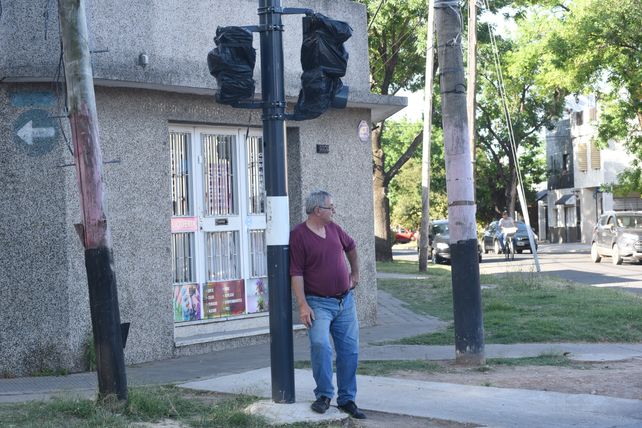 Uriburu y Santiago. Los vecinos ya esperan que comience el funcionamiento de los nuevos semáforos.