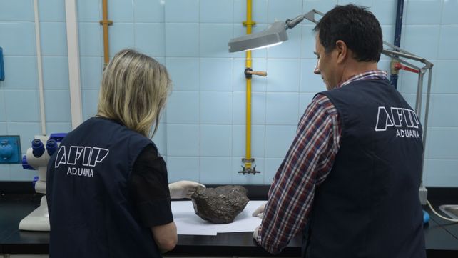 Secuestran un meteorito que un hombre quiso ingresar de contrabando desde Chile