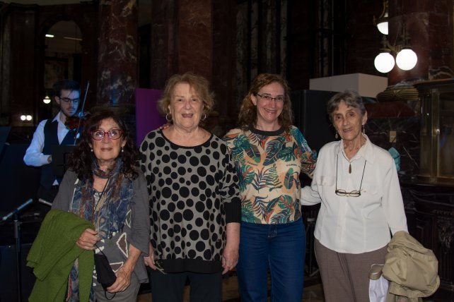 ) Martha Greiner, Lidia Benas, Lidia Vives y Norma Giorgetti. 