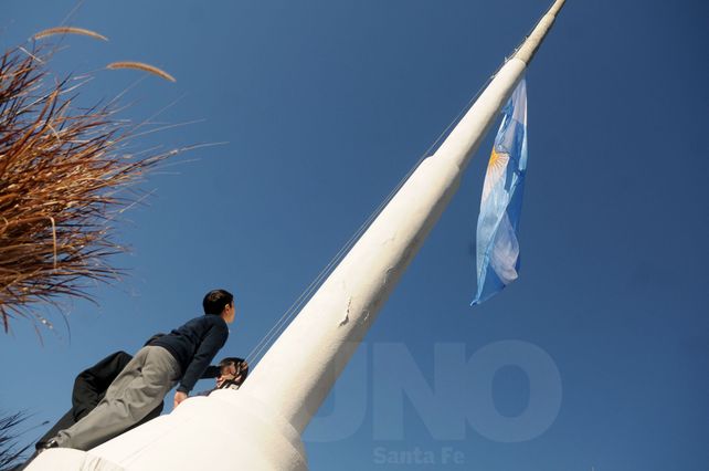 Los alumnos de la Ciudad prometieron lealtad a la Bandera en el Parque Garay
