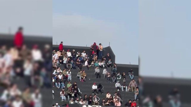 El espectador fue atacado por tres simpatizantes de Newells en la platea superior este.