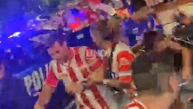 Policías agredidos y un patrullero dañado en los festejos tatengues