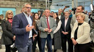 Nueva planta. El CEO de Nova, Mauro Piva, dialoga con las autoridades provinciales en el acto inaugural.