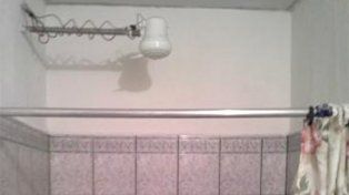 Una mujer murió por la descarga de una ducha eléctrica con la que iba a bañar a su hija