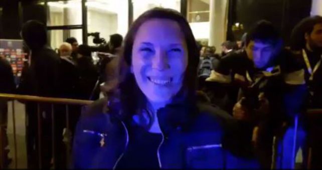Cecilia contó su historia en la puerta del hotel céntrico donde se aloja la selección argentina.