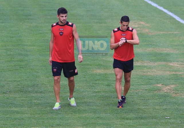 Carrasco (a la derecha) volvió a lucir los colores rojo y negro.  (Foto UNO/Diego Arias)