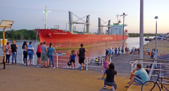 Ingreso. El American Bulker amarró ayer en los muelles del puerto de Concepción del Uruguay.