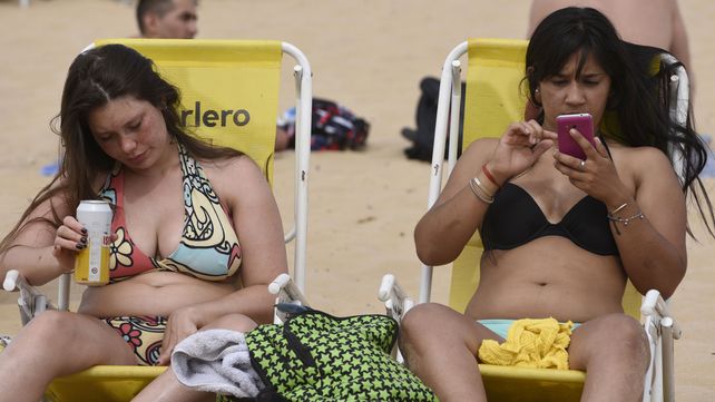 Los rosarinos buscaron la costa del rio para mitigar el calor