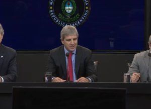 Caputo: Salir a los mercados es una opción, no un objetivo, dijo al presentar plan financiero hasta 2027