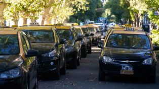 Los taxistas vuelven a funcionar de noche pero no las estaciones de servicio