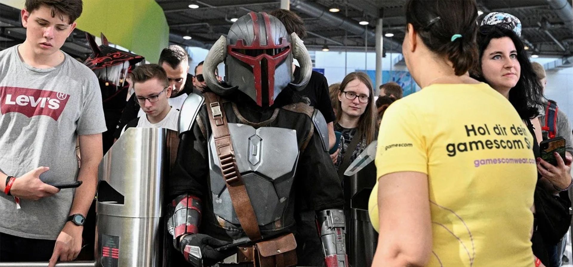 Un hombre, vestido con un traje del programa de televisión The Mandalorian, asiste a la Gamescom 2022. Foto: Reuters