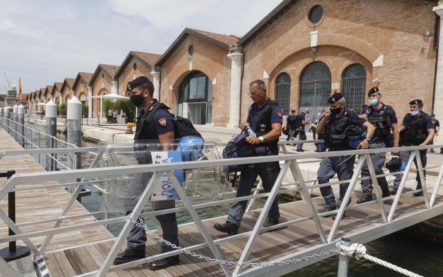 Policías caminan para embarcarse en un bote en el Arsenale, durante una reunión del G20 de ministros de Economía y Finanzas y gobernadores de bancos centrales en Venecia, Italia.