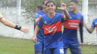 Felicidad charrúa. La alegría de Joaquín Blanco tras convertir el gol del triunfo de Central Córdoba ante Muñiz en General Rodríguez. &nbsp;