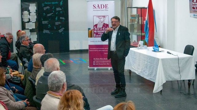 El escritor diamantino Víctor Acosta presentó su obra sobre los aborígenes entrerrianos olvidados.