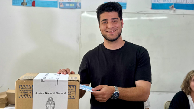 Agustín Pellegrini emitió su voto en una escuela de Ocampo al 100. Agustín Pellegrini emitió su voto en una escuela de Ocampo al 100.