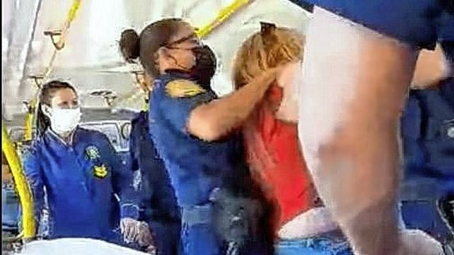 Una mujer detenida por no usar el barbijo en un colectivo