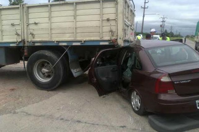 Grave accidente entre un camión y un auto frente al Protomédico