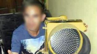 Se llevó un semáforo a su casa, lo mostró en Facebook y podría terminar en la cárcel