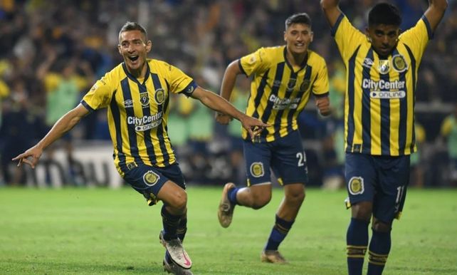 Marco Ruben celebra un gol que acaba de convertir y Veliz lo sigue para celebrar junto al 9.